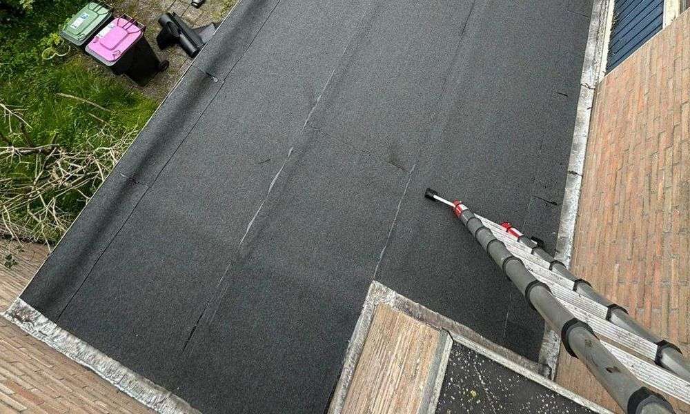 Plat dak geplaatst door dakdekker in Velserbroek